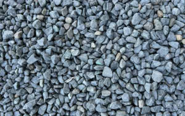Crushed blue-grey stone of the 12 mm blue metal type, close-up — stock photo