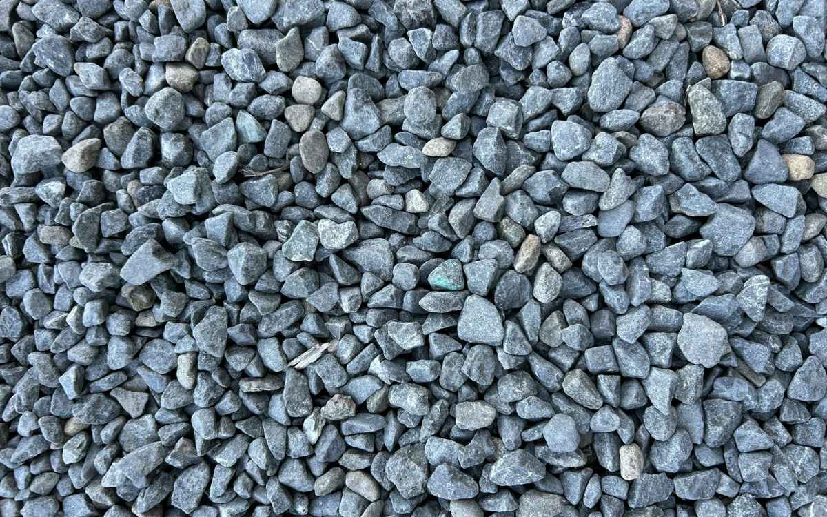 Crushed blue-grey stone of the 12 mm blue metal type, close-up — stock photo