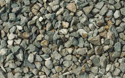 Crushed dark grey stone aggregate of the 20 mm blue metal type, close-up — stock photo