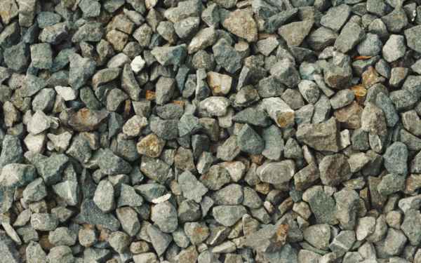 Crushed dark grey stone aggregate of the 20 mm blue metal type, close-up — stock photo