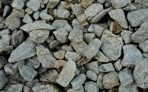 Large crushed granite stones of the 53 mm road metal type — stock photo