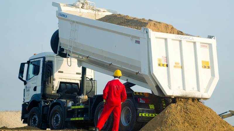 Savudu in Kellys: Brown sandy filling soil being tipped onto a heap (stock photo)