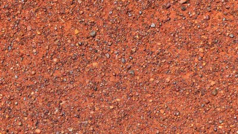Gravel in Kellys: Reddish gravelly earth with small stones, close-up (stock photo)